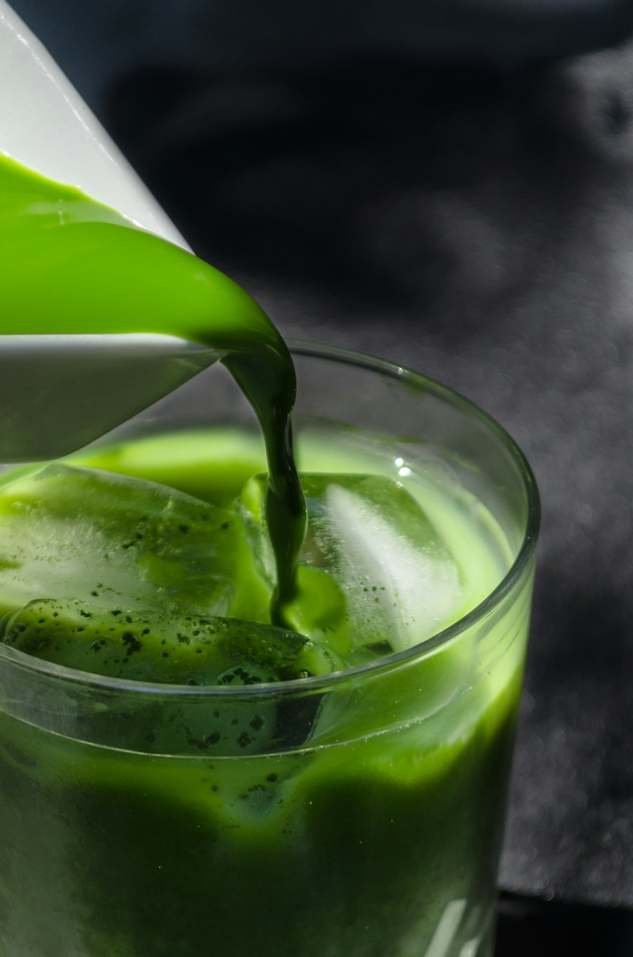 Matcha verde intenso vertido sobre hielo